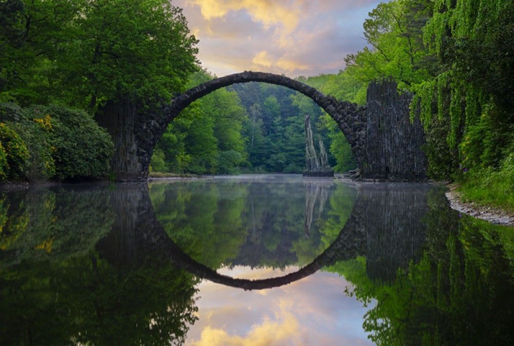Fototapeta Okrągły most w lesie nad wodą
