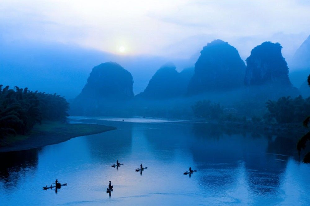  Niebieski krajobraz, góry i woda w Chinach