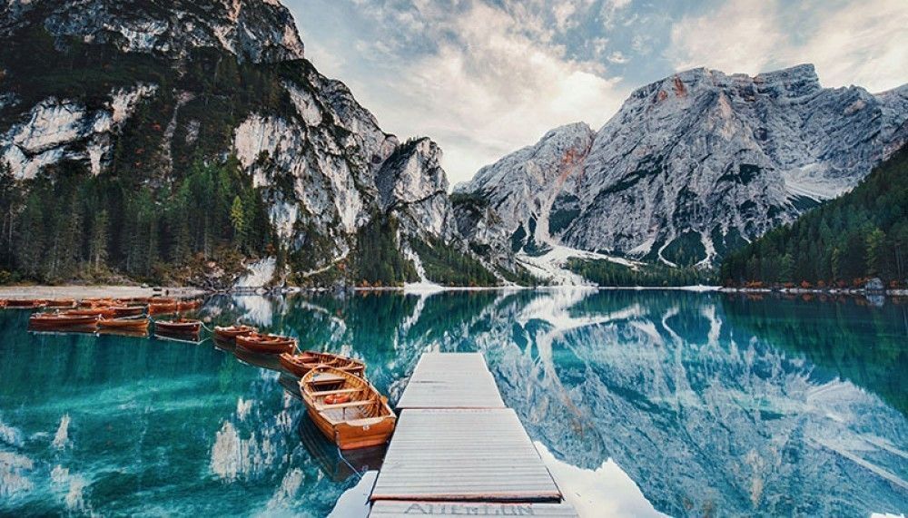 Fototapeta Pomost nad górskim jeziorem z łódkami