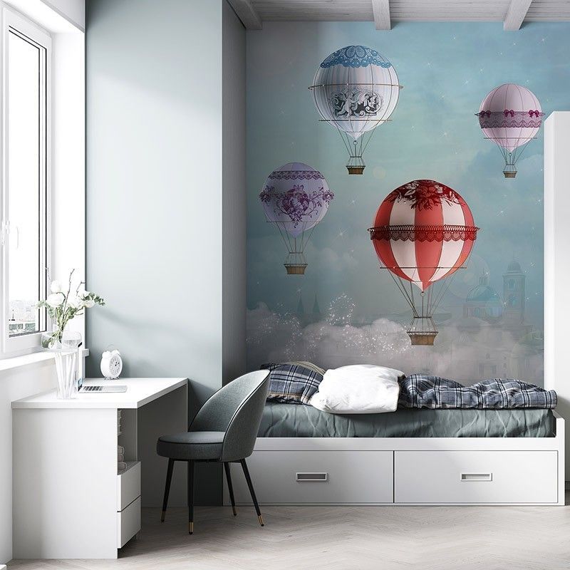 Kolorowe balony unoszące się nad miastem