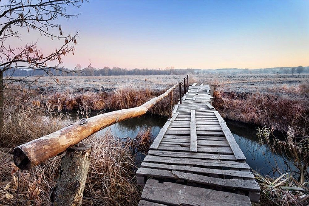 Naklejka na meble Drewniany most nad rzeką