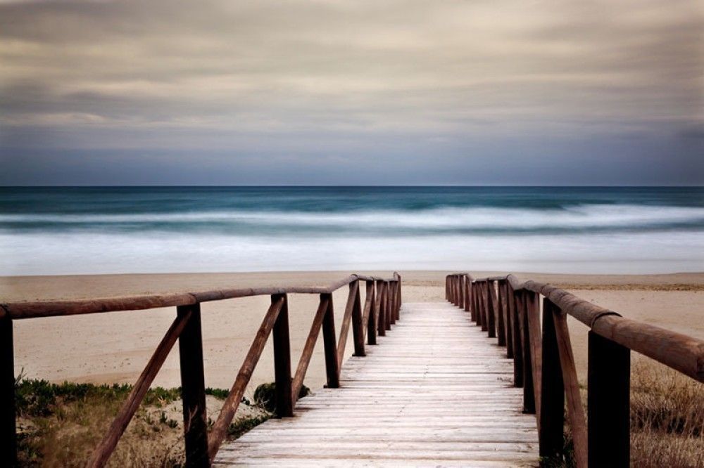 Fototapeta Zejście na plażę drewnianym mostem